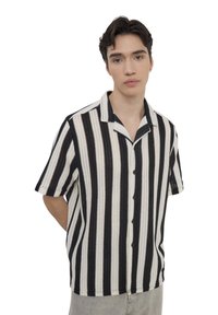 Camicia a maniche corte con righe nere e crema, dotata di chiusura a bottoni e colletto, realizzata in tessuto strutturato.