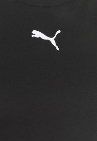 Czarny bezrękawnik wykonany z prążkowanej tkaniny, z białym logo Puma w designie skaczącego kota na górnej lewej stronie.