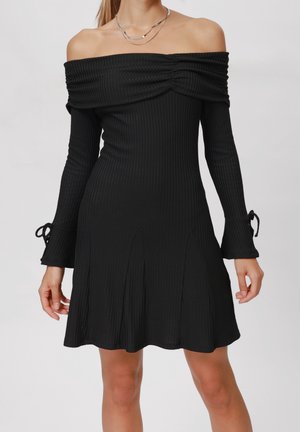 Schwarzes, geripptes, schulterfreies Kleid mit langen Ärmeln, ausgestellten Manschetten, die mit Schleifen gebunden sind, und einem ausgestellten Rock mit dezenten Nahtdetails.