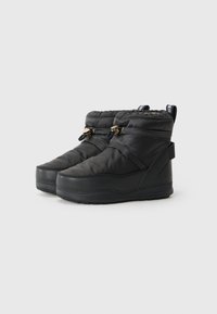 Botas de inverno pretas, volumosas, com topos ajustáveis por cordão e sola grossa, exibindo um design moderno e elegante sobre um fundo simples.