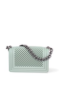 Sac à main vert clair avec une surface texturée en perles et une chaîne en métal épaisse sur fond blanc.