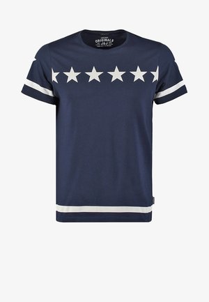 Marineblaue T-Shirt mit fünf weißen Sternen auf der Brust, weißen Streifen an den Ärmeln und einem weißen Streifen nahe dem Saum.