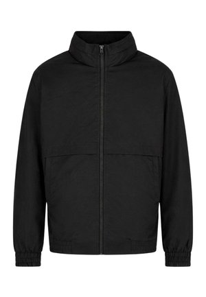 Giacca nera con zip davanti, collo alla coreana, polsini elasticizzati e dettaglio di cuciture orizzontali sul petto, mostrata su sfondo bianco.