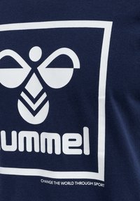 Hummel HMLISAM 2 0 - Camiseta estampada - peacoat