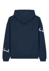 Tamsiai mėlyna su gobtuvu medvilnės mišinys, su kengūros kišene ir baltais užrašu "būk malonus." kairiajame rankove. Minkšta tekstūra.