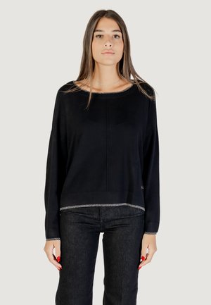 Maglione nero a maniche lunghe con scollo ampio, caratterizzato da una finitura metallica lungo l'orlo e i polsini, realizzato in un morbido tessuto testurizzato.
