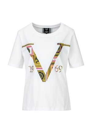 Wit T-shirt met korte mouwen met een groot decoratief "V" ontwerp in goud, roze en zwart patroon en de nummers 19 en 69 aan weerszijden.