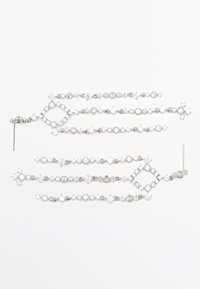 Orecchini multistrato in tonalità argento con strass chiari a forma circolare e a diamante, caratterizzati da un design a catena delicata e chiusura a perno.