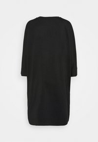 Long manteau noir à manches mi-longues et coupe droite, vu de dos sur un fond blanc uni.
