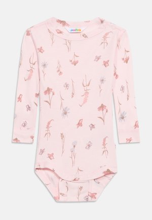 Roze babyrompertje met lange mouwen, drukknoopjes en een bloemen- en vlindermotief in gedempte pasteltinten.