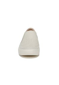 Baskets blanches avec une surface texturée et écailleuse et des accents en daim doux. Bout rond et semelle plateforme pour un confort accru.