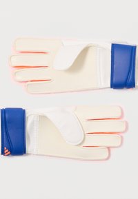 Mănuși de portar cu un corp alb, bandă albastră pentru încheietură și accente portocalii. Mănușile au sloturi pentru degete și o curea cu Velcro pentru o potrivire sigură.