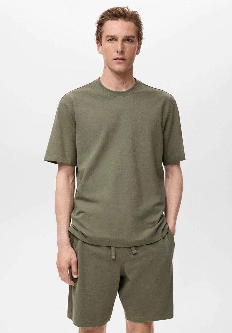 Olivgrünes T-Shirt mit kurzen Ärmeln aus weichem Stoff, kombiniert mit passenden Shorts mit elastischem Bund und Kordelzug.