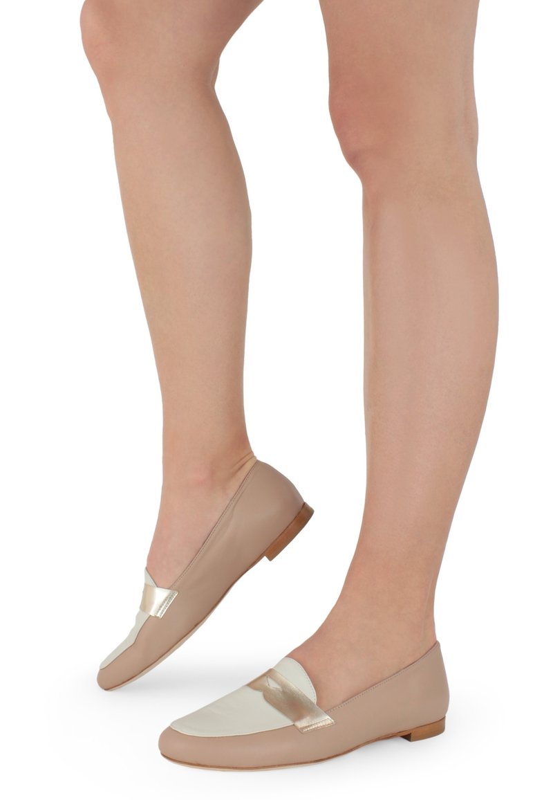 Beiga ballerina skor med en glänsande, krämfärgad tåhatte och gyllene detaljer. Rundad design, slät lädertextur och låg klack.