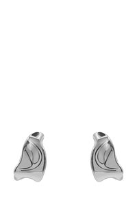 Silberne, abstrakt geformte Ohrringe mit einer polierten Metalloberfläche, auf der geschwungene Linien eingraviert sind, was ein elegantes Design schafft.