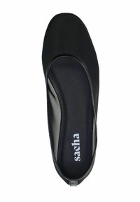 Chaussure plate noire avec tige en tissu lisse, bout arrondi, design à enfiler et semelle intérieure rembourrée arborant la marque "sacha".