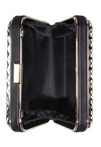 Černé obdélníkové psaníčko se zlatým kováním, s texturovaným povrchem, otevřené pro zobrazení černé látkové podšívky a vnitřních přihrádek.