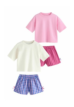 To sæt børne-casual outfits: et med en pink crop top og pink stribede shorts, et andet med en hvid top og blå-pink ternede shorts.