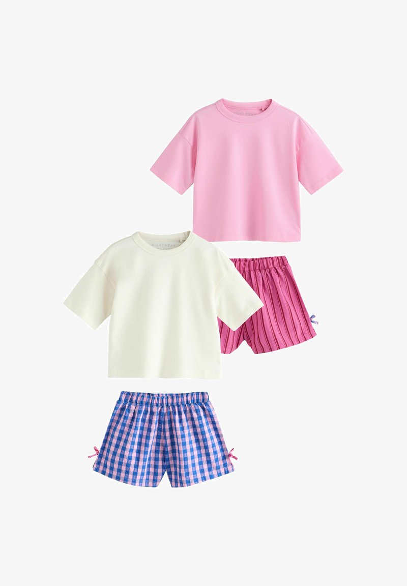 Deux ensembles de tenues casual pour enfants : un avec un crop top rose et un short rose rayé, un autre avec un haut blanc et un short bleu-rose à carreaux.