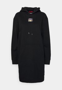 Svart hoodieklänning i mjukt material, med dragsko i huvan, framficka och en färgglad "HUGO" logotyp patch på bröstet.