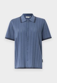 Κοντομάνικο μπλε πλεκτό πουκάμισο με κουμπιά, με κάθετο ριγέ μοτίβο και σκοτεινή επένδυση στο γιακά, τα μανίκια και το στρίφωμα.