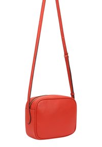 Rode leren crossbody tas met een rechthoekige vorm, gladde textuur, verstelbare schouderriem en een gouden ritsdetail.
