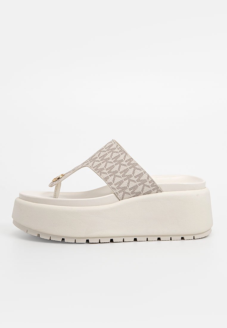 Sandalias de plataforma beige con una correa texturizada que presenta un patrón geométrico. Suela gruesa blanca con un ligero agarre para mayor estabilidad. Acento de hardware en tono dorado.