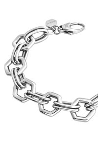 Zilveren metalen armband met onderling verbonden hexagonale en ovale schakels. Gladde textuur met een gepolijst afwerking en een karabijnsluiting.