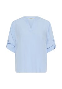 Blouse bleu clair avec un col en V, manches courtes retroussées aux poignets, et une texture lisse et douce. Coupe décontractée avec un design simple.