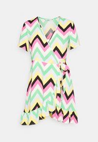 Krátké barevné wrap šaty s růžovými, zelenými, žlutými a černými cik-cak pruhy, krátké rukávy, volánkový lem a boční zavázání na bílém pozadí.