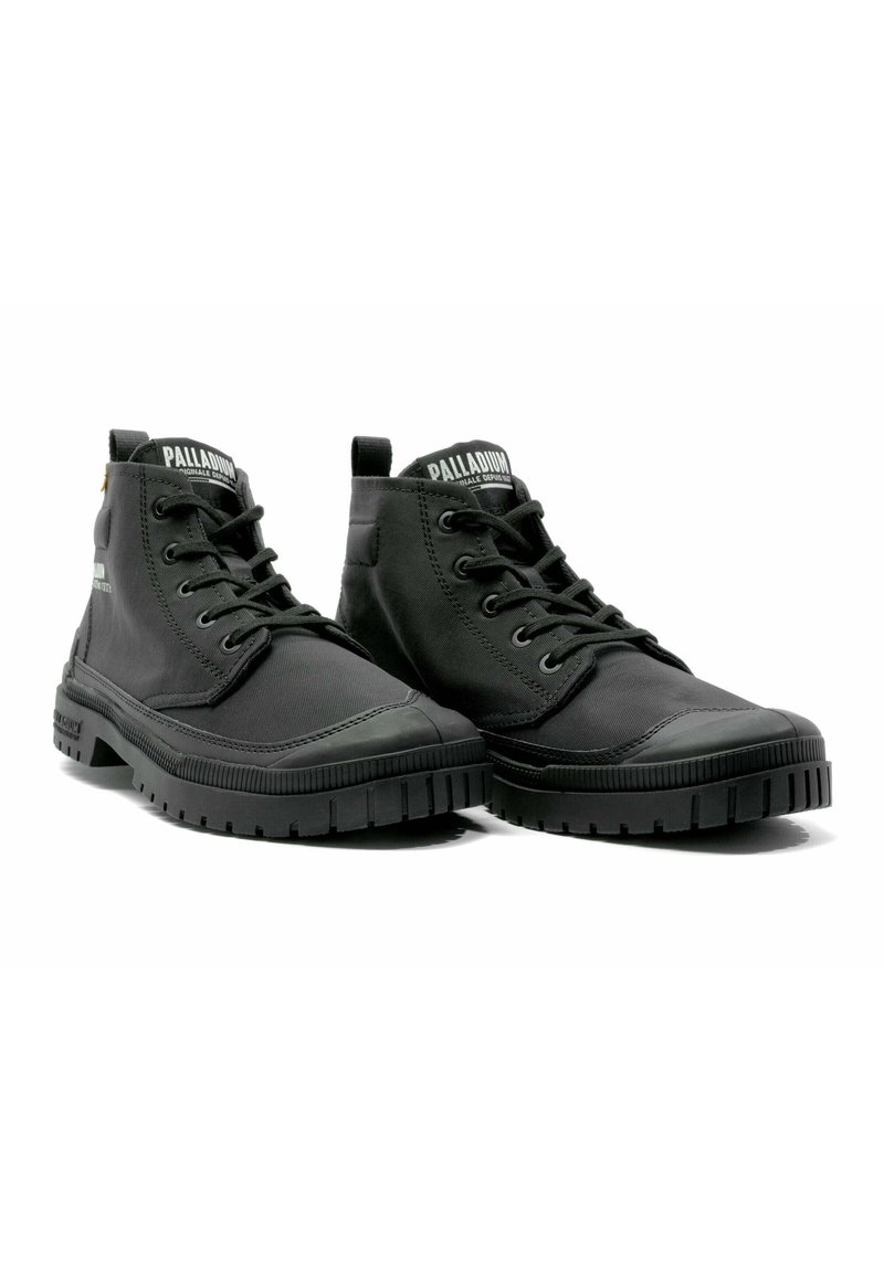 Bottes noires de cheville en tissu durable avec une semelle extérieure en caoutchouc. Présentent des œillets, des lacets et un logo en relief sur la languette et le côté.