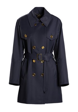 Marineblauer Trenchcoat mit doppelt genähter Front, goldenen Knöpfen, zwei Brusttaschen, Gürtel in der Taille und breitem Kragen. Glatte Textur.