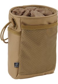 Bolsa de almacenamiento de tela color arena con un bolsillo lateral de malla, cierre de cordón y base resistente; presenta un parche de logo en el lado.