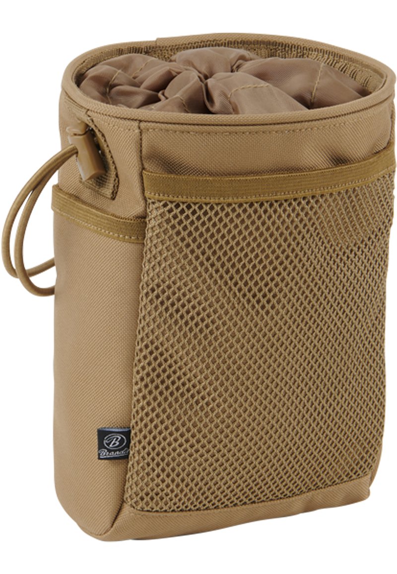 Bolsa de almacenamiento de tela color arena con un bolsillo lateral de malla, cierre de cordón y base resistente; presenta un parche de logo en el lado.