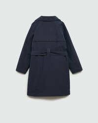 Mornarsko modra trench coat, lahka tkanina, pas z obročem, zadnji razporek in velik ovratnik. Ima dolge rokave in sproščen kroj.