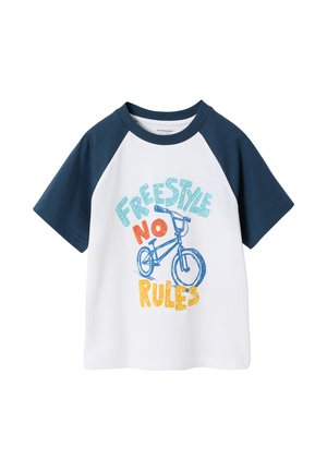 Weißes und marineblaues Raglan-T-Shirt mit einer blauen Skizze eines Fahrrads und buntem Schriftzug "Freestyle No Rules" auf der Vorderseite.