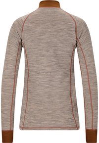 Långärmad skjorta i ljusgrått tyg med en texturerad yta. Har bruna detaljer vid kragen och orange sömmar längs sömmarna.