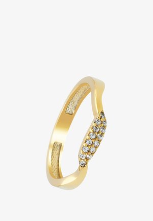 Bague en or au design courbé avec un anneau texturé, ornée de petites pierres précieuses claires disposées en ligne.