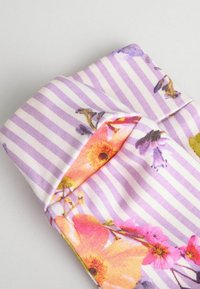 Gėlių rašto audinys su ryškiais rožiniais, oranžiniais ir violetiniais žiedais ant šviesiai violetinės ir baltos dryžuotos fono; minkšta tekstūra.