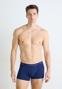 Tengerészkék pamut boxer rövidnadrág, logós derékpánttal, kontrasztos felirattal. Kihangsúlyozott fazon, sima tapintással és közepes hosszúságú kivágással.