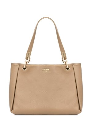 Beżowa skórzana torebka o teksturowanym wykończeniu, złote okucia, podwójne paski na ramię oraz małe logo marki umieszczone na środku z przodu.