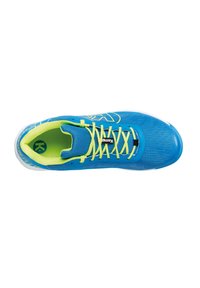 Blauwe sportschoen met een gestructureerde mesh bovenkant, gele veters en groene binnenkant. Heeft een witte zool en een logo op de tong.