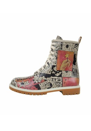 Schnürkampfstiefel mit bunten Comic-Stil- und handgezeichneten grafischen Drucken, die eine Hand zeigen, die einen sternförmigen Zauberstab hält.