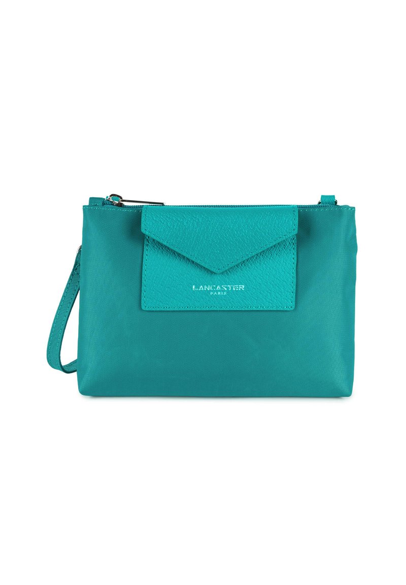 Borsa clutch turchese con patta anteriore testurizzata e chiusura lampo. Dotata di cinturino da polso rimovibile e logo in rilievo. Materiale liscio e resistente.