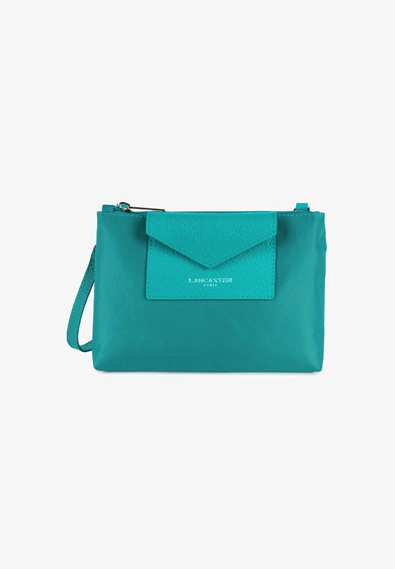 Borsa clutch turchese con patta anteriore testurizzata e chiusura lampo. Dotata di cinturino da polso rimovibile e logo in rilievo. Materiale liscio e resistente.