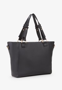 Borsa a tracolla in pelle nera con una texture a grana fine, doppie tracolle regolabili, dettagli in metallo dorato e design a apertura superiore.