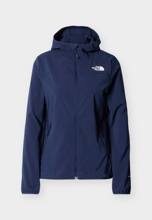 Chaqueta softshell azul marino con capucha, cremallera frontal, dos bolsillos laterales y un logo blanco en el pecho izquierdo. Textura suave, diseño ajustado.
