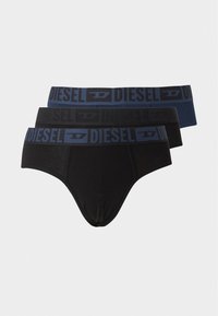 Trois slips pour hommes en noir et bleu foncé, chacun avec une large ceinture portant le nom de la marque Diesel en lettres bleues.