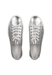 Scarpe da ginnastica argento con finitura metallica e dettagli glitterati, dotate di lacci piatti, punta rotonda e motivo testurizzato sui lati.