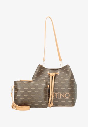 Braune gemusterte Eimer-Tasche mit Logo und abnehmbarem Täschchen, mit einem Kordelverschluss und einem hellbraunen Ledergriff. Strukturierten Oberfläche.